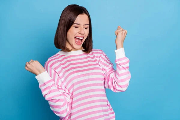 Foto de hooray jovem senhora mãos punhos gritar usar camisa rosa isolado no fundo de cor azul — Fotografia de Stock