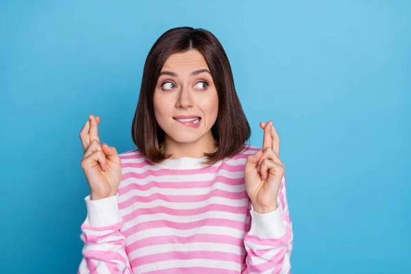 Foto de preocupado millennial bob hairdo senhora cruzou os dedos usar camisa listrada isolada no fundo de cor azul — Fotografia de Stock