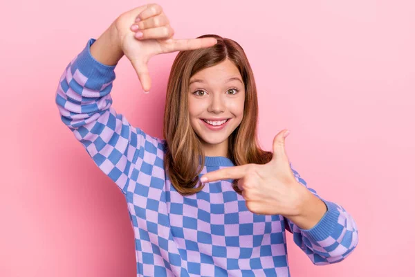 Foto av ung söt flicka tonåring har roligt skjuta bild ögonblicksbild isolerad över rosa färg bakgrund — Stockfoto