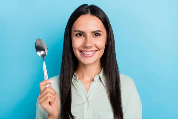 Φωτογραφία της νεαρής ελκυστικής γυναίκας κρατήστε κουτάλι αναμονής για γεύμα λιμοκτονούν απομονωμένο πάνω από μπλε φόντο χρώμα — Φωτογραφία Αρχείου