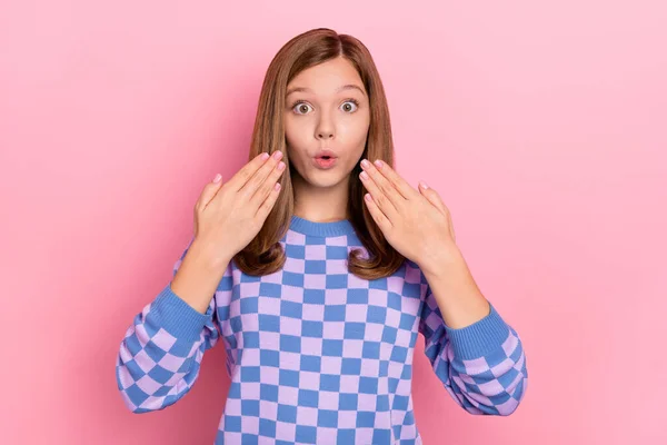 Foto de cabello marrón impresionado adolescente palmeras cara desgaste suéter azul aislado sobre fondo de color rosa — Foto de Stock