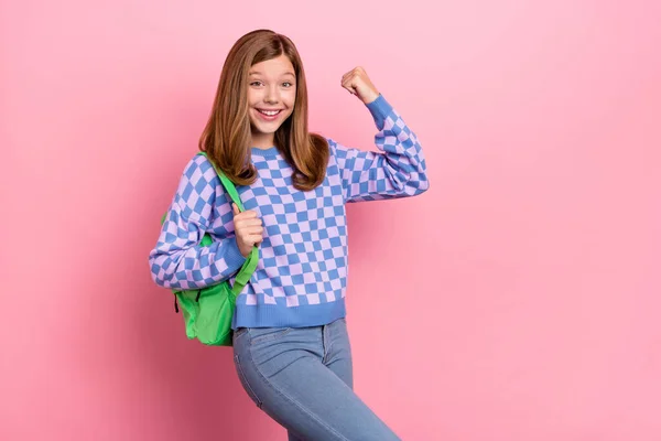 Zdjęcie blondynki hura nastolatka dziewczyna krzyczeć nosić torba sweter izolowany na różowy kolor tła — Zdjęcie stockowe