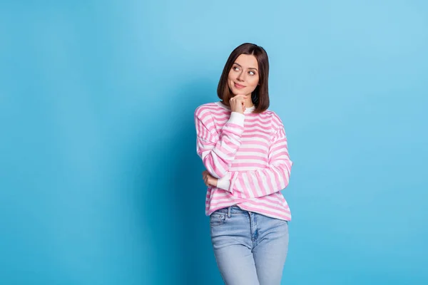 Foto di smart millennial bruna signora sguardo promo usura camicia jeans isolato su sfondo blu — Foto Stock