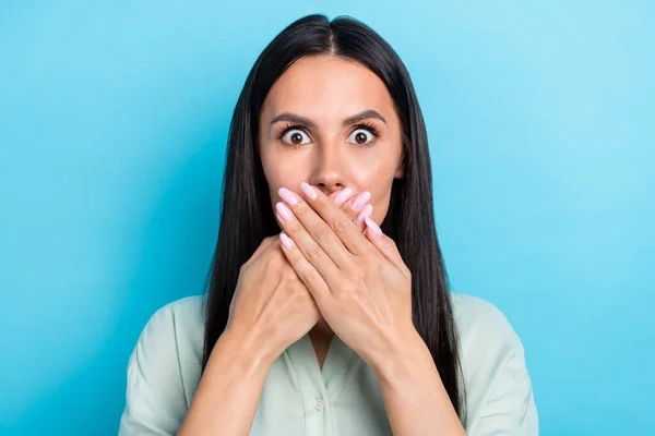 Fotografie mladé dámy zavřít ústa paže nervózní říct tajné informace izolované přes modré barvy pozadí — Stock fotografie