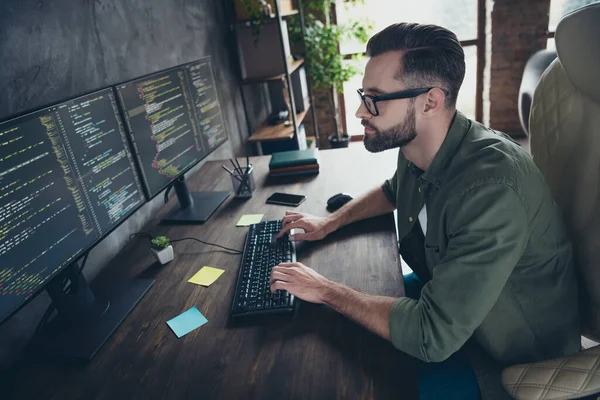 Profiel side view portret van aantrekkelijke gerichte intellectuele guy nerd tech support typen html op het werk werkplek werkplek binnen — Stockfoto