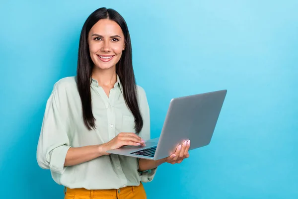 Foto de mujer bonita joven mantenga economista portátil banquero representante aislado sobre fondo de color azul —  Fotos de Stock