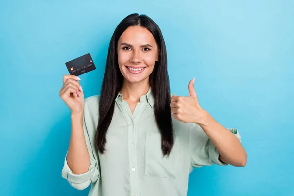 Fénykép fiatal lány promoter ajánlom bankkártya megjelenítése hüvelykujj-up tökéletes sugallják elszigetelt kék színű háttér — Stock Fotó