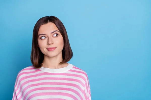 Foto van charmante dromerige jonge dame gekleed roze trui op zoek lege ruimte geïsoleerde blauwe kleur achtergrond — Stockfoto