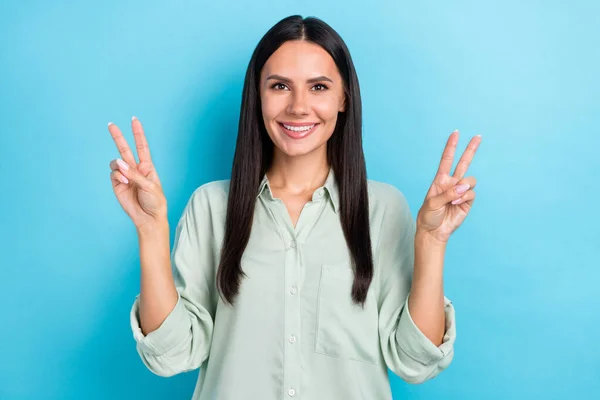 Foto di giovane donna attraente mostra le dita vittoria v-simbolo ciao isolato su sfondo di colore blu — Foto Stock