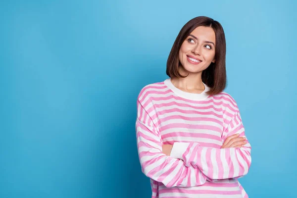 Foto de agradable joven morena cruzada brazos mirada promo desgaste jersey rosa aislado sobre fondo azul —  Fotos de Stock