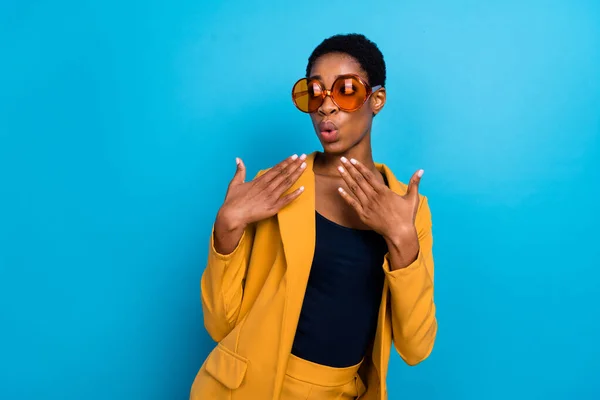 Portrait de belle personne étonnante lèvres dodues lever les mains incroyable isolé sur fond de couleur bleue — Photo