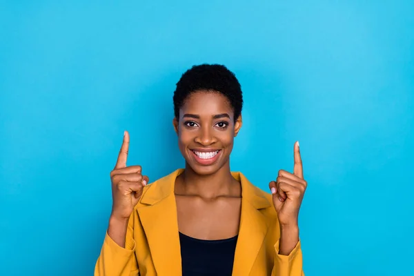 Foto do promotor do cara menina jovem indicar os dedos espaço vazio recomendo selecionar venda sugerir isolado sobre fundo de cor azul — Fotografia de Stock