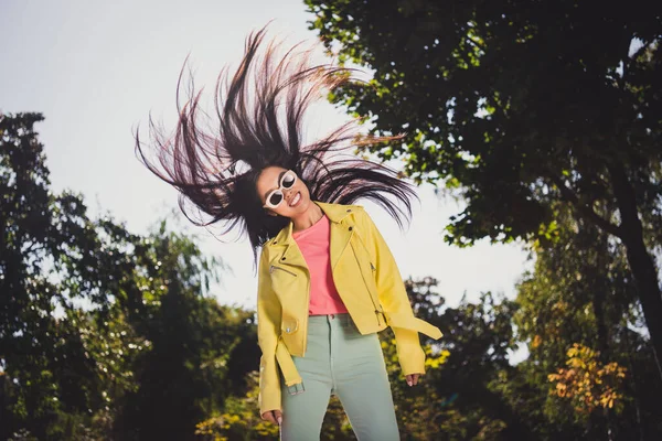 Foto di allegro positivo affascinante giovane signora gettare hairdo godere di tempo libero bel tempo fuori — Foto Stock