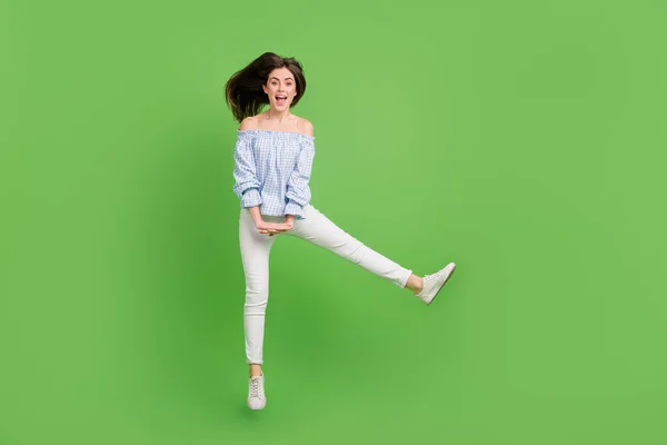 Πλήρες μέγεθος φωτογραφία του γλυκού εκστατικού κορίτσι άλμα παίζει ανόητος χαλάρωση στις καλοκαιρινές διακοπές που απομονώνονται στο πράσινο φόντο χρώμα — Φωτογραφία Αρχείου