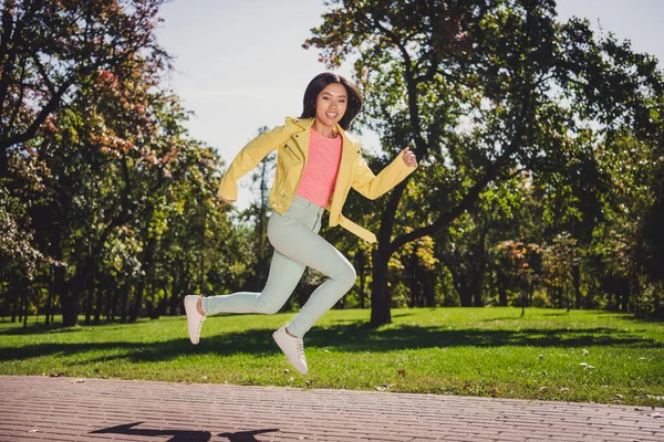 Plná délka těla pohled na atraktivní motivované energické veselá dívka skákání běh zdravé ráno venku — Stock fotografie