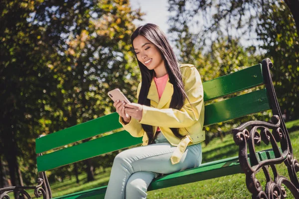 Portret van aantrekkelijke gerichte vrolijke meisje met behulp van apparaat gadget schrijven smm post app reis tijdverdrijf buiten — Stockfoto