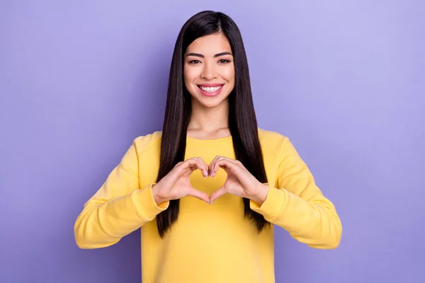 Ritratto di allegro buon umore divertente femmina mostrando cuore simbolo apprezzare fidanzato isolato su sfondo di colore viola — Foto Stock
