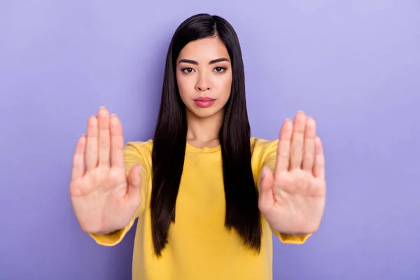 Foto di giovane ragazza mostrare le mani negare contro rifiutare simbolo blocco divieto isolato su sfondo di colore viola — Foto Stock