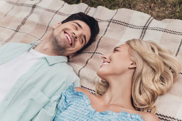 Porträtt av två attraktiva mjuka glada amorösa par som ligger på täcka harmoni idylliskt liv på frisk luft utomhus — Stockfoto