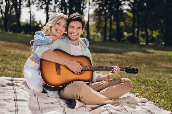 Porträtt av två vackra glada par sjunga sång tidsfördriv picknick helg på frisk luft utomhus — Stockfoto