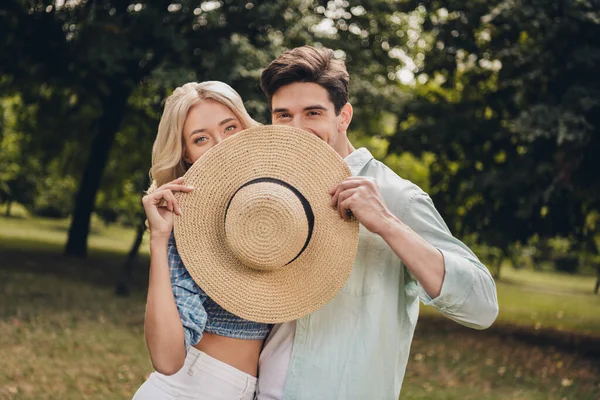 Porträt von zwei attraktiven lustigen kokett koketten Paar Spaß Romantik versteckt Gesicht hinter Mütze an der frischen Luft — Stockfoto