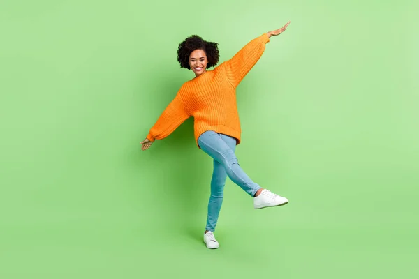 Comprimento total tamanho do corpo vista de menina despreocupada alegre atraente dançando se divertindo isolado sobre fundo de cor pastel verde — Fotografia de Stock