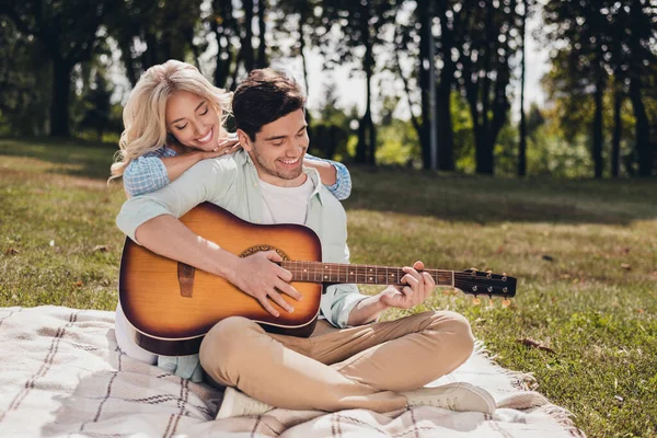 Porträtt av två vackra glada par sitter på rutig sång tidsfördriv på frisk luft utomhus — Stockfoto
