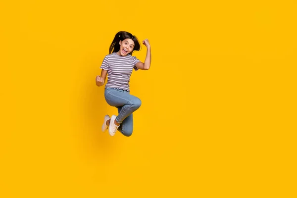 Neşeli genç kızın tüm vücudu şans yumruklarını kutluyor zafer indirimi sarı arka planda izole edilmiş — Stok fotoğraf