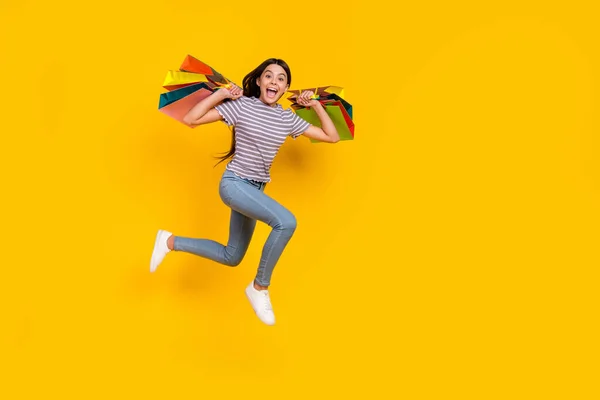 Pleine taille profil côté photo de jeune femme runner rush tenir sacs à provisions magasin centre commercial isolé sur fond de couleur jaune — Photo