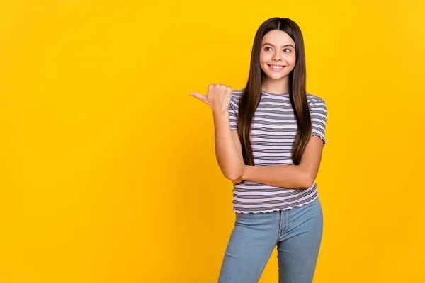 Porträtt av attraktiv glad flicka visar kopia tomt utrymme annons erbjudande väljer isolerad över ljusblå färg bakgrund — Stockfoto