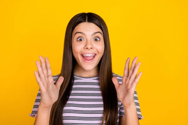 Ritratto di attraente pazzo divertente ragazza allegra divertirsi grande reazione notizie isolato su vibrante sfondo di colore giallo — Foto Stock
