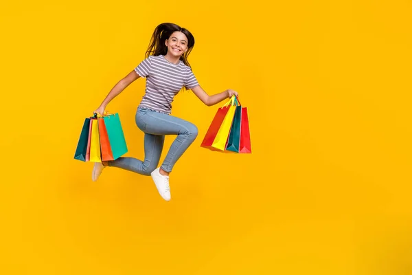 Teljes test profil oldal fotó fiatal lány hold bevásárló táska fuss siet elszigetelt sárga színű háttér — Stock Fotó