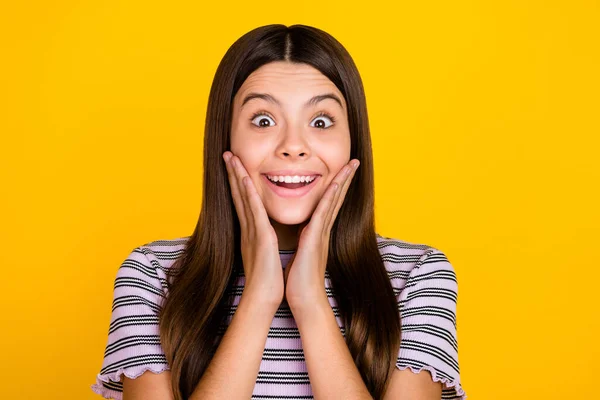 Retrato de atractiva chica divertida alegre chica sorprendida buena noticia reacción aislada sobre fondo de color amarillo brillante — Foto de Stock