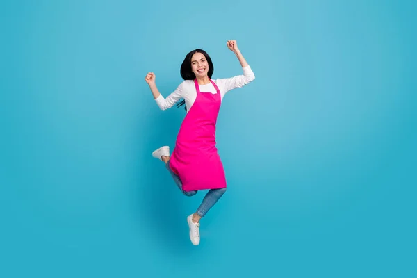 Volledige lichaamsomvang uitzicht van aantrekkelijke vrolijke meisje expert springen plezier geïsoleerd over helder blauwe kleur achtergrond — Stockfoto