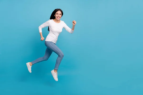 Longitud completa vista del tamaño del cuerpo de atractiva chica alegre propósito saltando corriendo aislado sobre fondo de color azul brillante — Foto de Stock