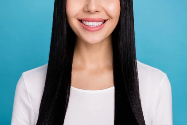Ausgeschnittenes Foto von lustigen brünetten jungen Dame lächelnd tragen weißes Hemd isoliert auf blauem Hintergrund — Stockfoto