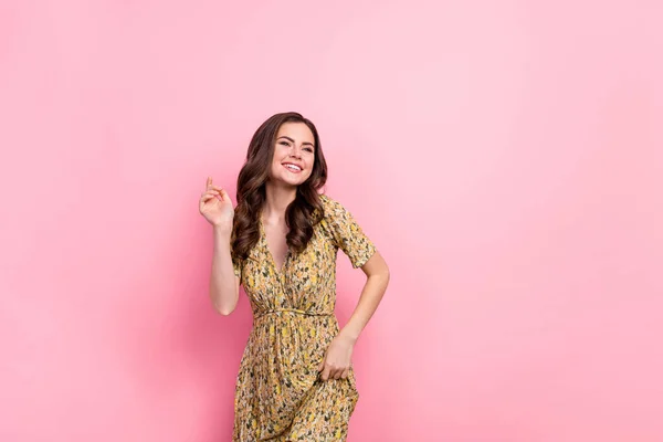 Porträtt av glada glada flicka tillbringa tidsfördriv festa ha kul isolerad på rosa färg bakgrund — Stockfoto