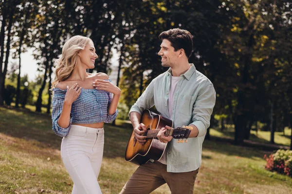 Porträtt av två attraktiva glada par kille spelar gitarr tillbringa semester ha kul utomhus — Stockfoto