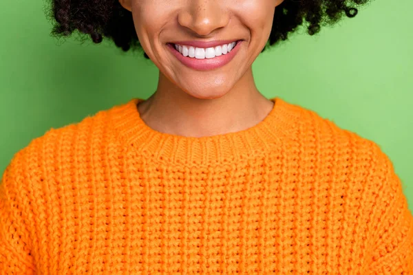 Foto recortada de divertido joven volumen peinado dama sonriente usar jersey naranja aislado sobre fondo de color verde — Foto de Stock