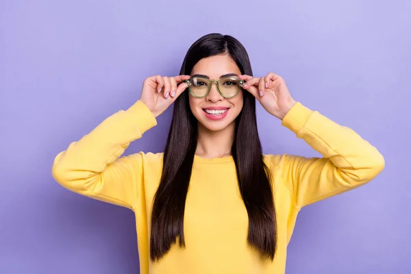 Foto van jong mooi meisje handen aanraken bril slimme marketeer geïsoleerd over paarse kleur achtergrond — Stockfoto