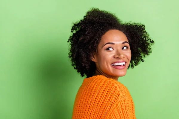 Foto de perfil de impressionado millennial volume hairdo senhora olhar promo desgaste camisola laranja isolado no fundo cor verde — Fotografia de Stock