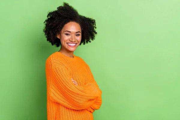 Profil fénykép vezérigazgató millenniumi hullámos frizura hölgy keresztbe karok viselése narancs jumper elszigetelt zöld színű háttér — Stock Fotó