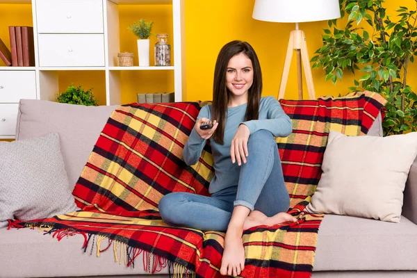 소파에 앉아 있는 긍정적 인 아가씨의 전체긴 사진 노란색 배경에 분리 된 선택 채널을 보유하고 — 스톡 사진
