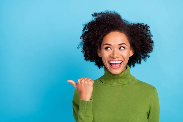 Retrato de chica divertida excitada mirada pulgar directo espacio vacío proposición aislada sobre fondo de color azul —  Fotos de Stock