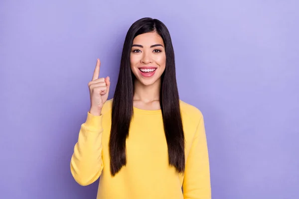 Retrato de buen humor dedo femenino positivo hacia arriba espacio vacío promover producto aislado sobre fondo de color púrpura —  Fotos de Stock