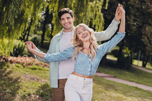 Portret van twee aantrekkelijke vrolijke zorgeloze paar genieten lente weekend tijdverdrijf dagdroom op frisse lucht dorp buiten — Stockfoto