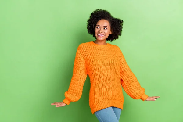 Fotografie dojem mladý objem účes dáma vzhled promo nosit oranžové jumper džíny izolované na zeleném pozadí — Stock fotografie