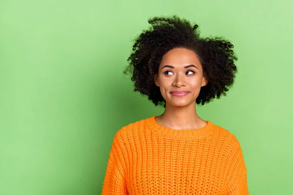 Φωτογραφία από ωραία millennial όγκο hairdo κυρία ματιά promotin φορούν πορτοκαλί πουλόβερ που απομονώνονται σε πράσινο χρώμα φόντο — Φωτογραφία Αρχείου