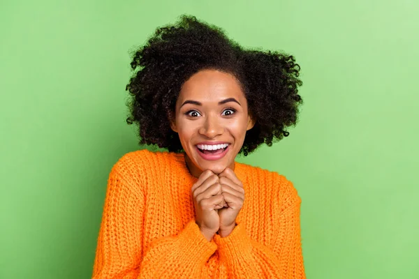 Фотографія молодого об'єму волосся леді руки обличчя носити помаранчевий светр ізольовані на фоні зеленого кольору — стокове фото