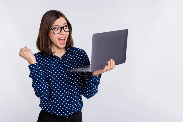 Portrét atraktivní trendy veselá úspěšná dívka pomocí notebooku radování izolované přes šedé pastelové barvy pozadí — Stock fotografie